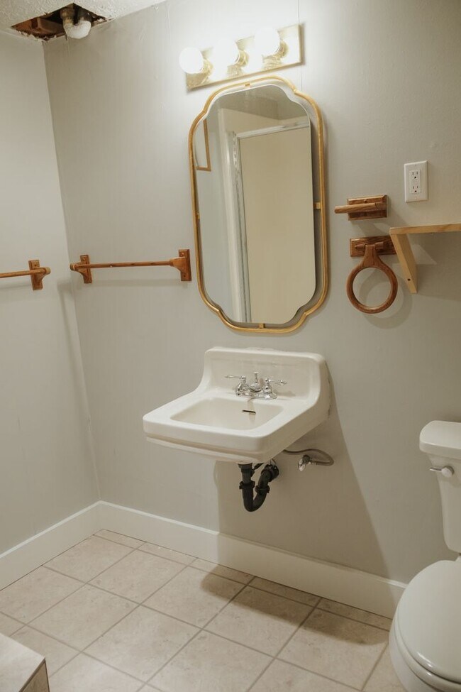 Building Photo - Charming 5 Bed, 2 Bath Home in Blackfoot, Idaho!