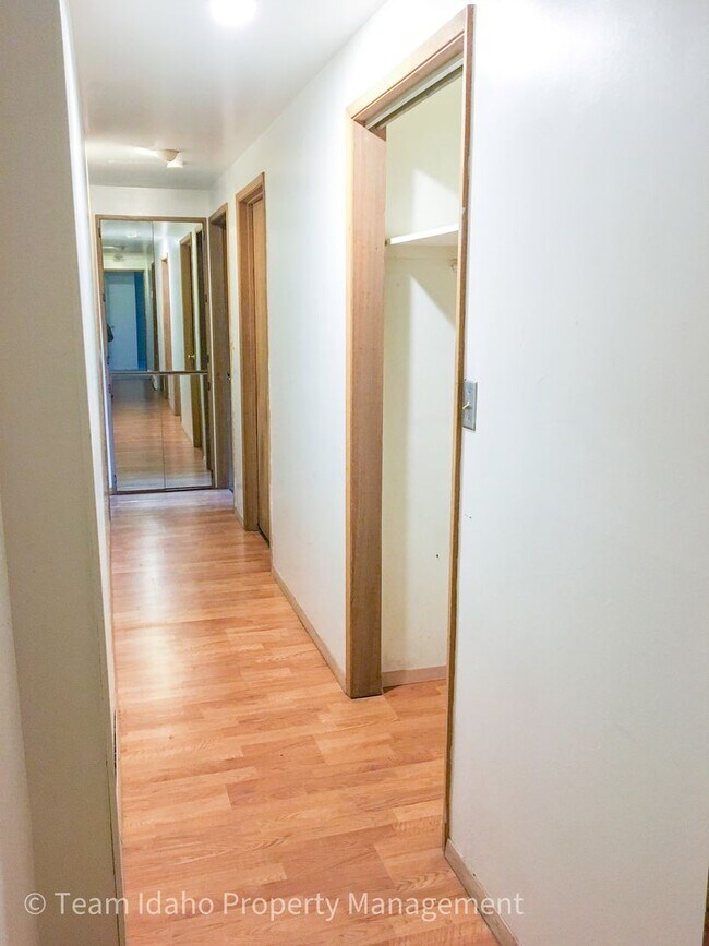 Building Photo - Taylor Ave Tri-Plex