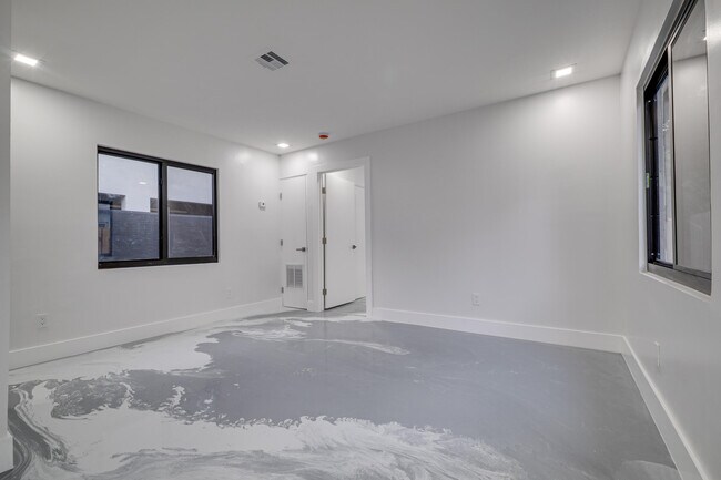 Building Photo - 1126 NW 4th Ave