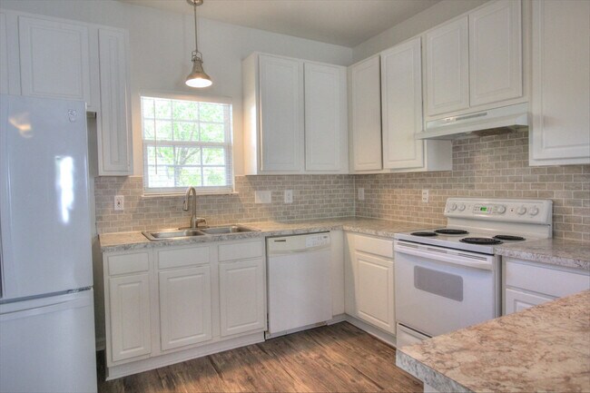 Building Photo - Nice 3 bedroom townhouse in SW Durham!