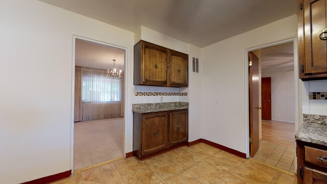 Building Photo - UPTOWN 3/BD 2/BA 1/CP WORKSHOP