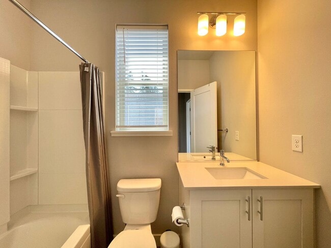 Building Photo - Great Townhome for rent