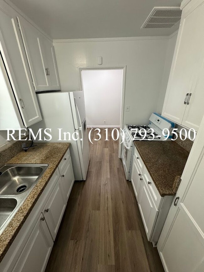 Building Photo - 1 Bedroom Downstairs Apartment w/ (Shared)...