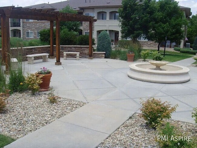 Building Photo - Beautiful 2-Bed/2-Bath Townhome in Longmont!