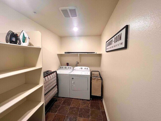 Building Photo - 3062 Flagstaff Dr