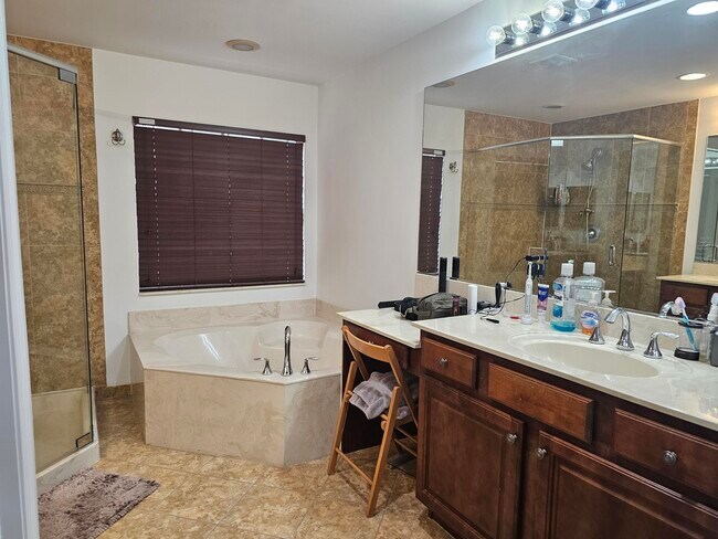 Building Photo - 7533 Topiary Ave