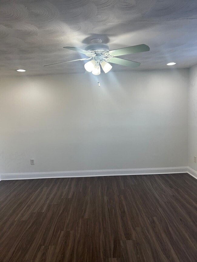 Building Photo - 523 Balsam Terrace