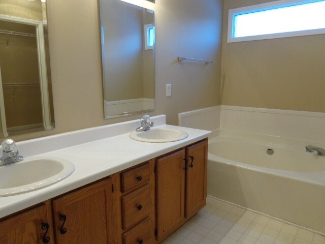 Building Photo - 2422 English Hill Dr