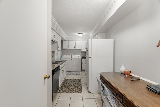 Building Photo - 355 N Post Oak Ln