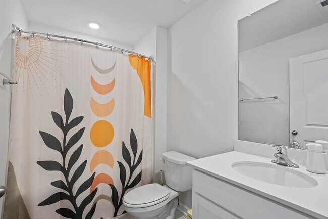Building Photo - 4 Bedroom 2 Bathroom
