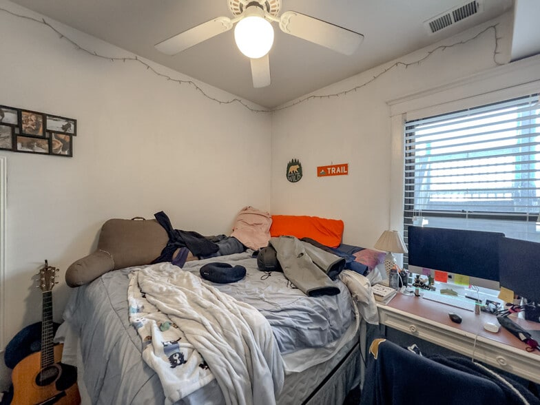 Building Photo - 3245 N Lakewood Ave