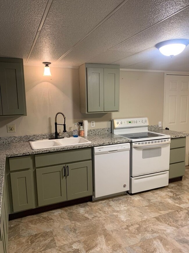 Building Photo - $2,000 - Three Bedrooms, One Full Bath Ren...