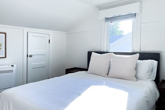 Building Photo - Furnished 3 Bedroom Walkable East Nashvill...