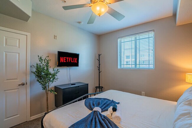 Building Photo - 1275 E University Dr