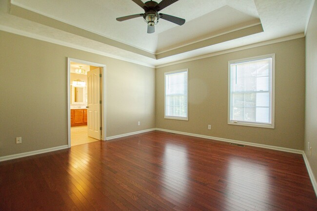 Building Photo - Pet Friendly Three Bedroom with Bonus in S...