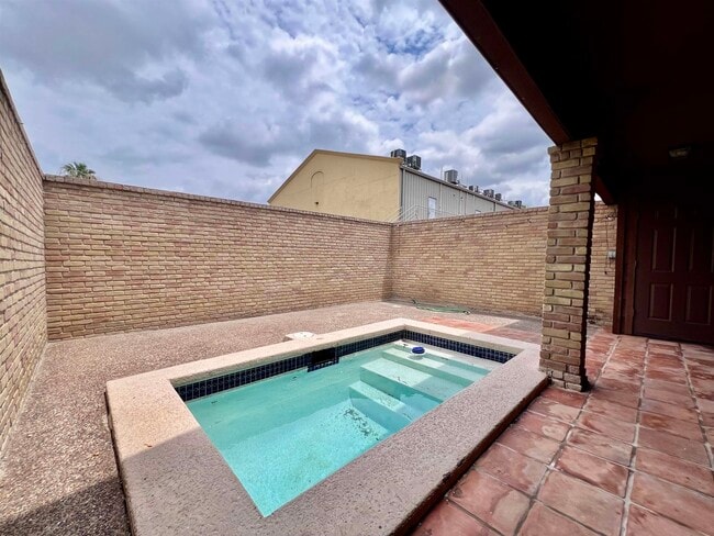 Building Photo - 207 Martingale