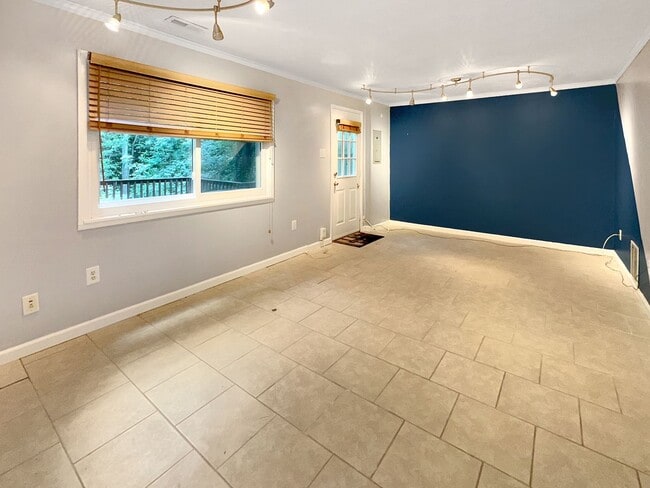 Building Photo - Brilliant 3 Bed 1.5 Bath Townhome in Great...