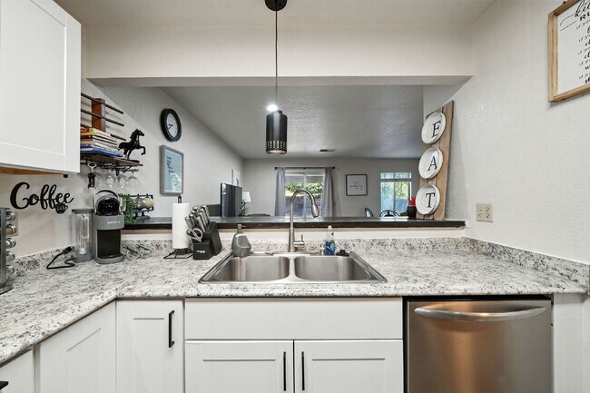 Building Photo - Adorable 2/1.5 with private back yard, ful...