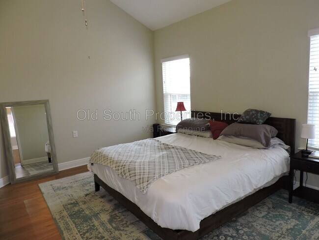 Building Photo - 5643 Vendome Ct