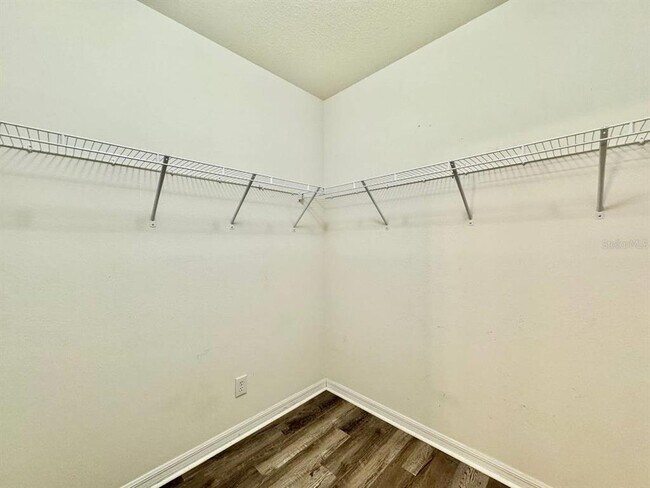 Building Photo - 10626 Park Meadowbrooke Dr