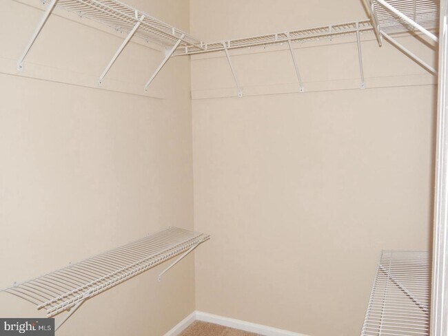 Building Photo - 862 N Waterford Ln