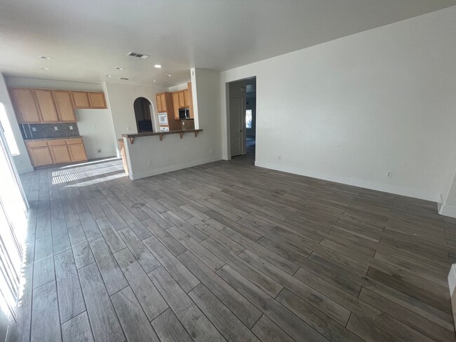 Building Photo - Victorville- Tanamera Home-  4 Bedrooms, 3...