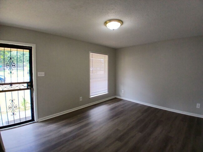 Building Photo - Discover this move-in ready 3-bedroom, 1.5...