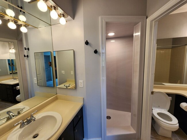 Building Photo - Rarely Available, One of a kind, luxurious...