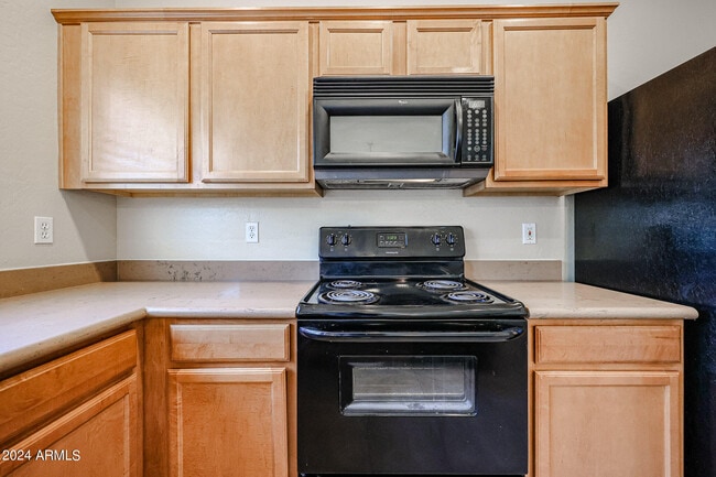 Building Photo - 2646 S Southwind Dr