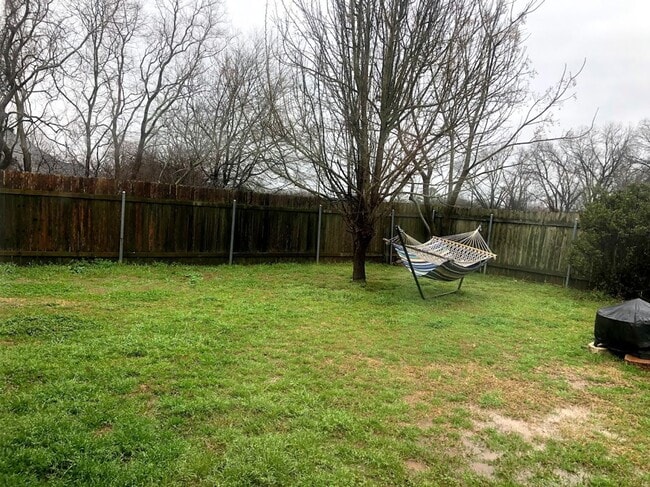 Building Photo - 1620 Williamsburg Dr