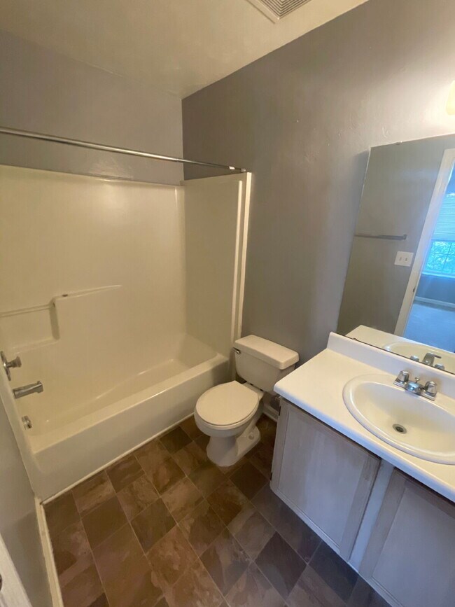Building Photo - 2/2.5 Townhouse off Tennessee Street - Washer and Dryer in unit