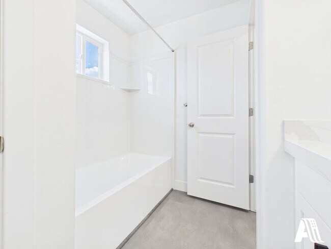 Building Photo - 447 E 650 N