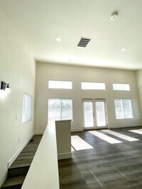 Building Photo - 3 Bedroom House with LARGE balcony!