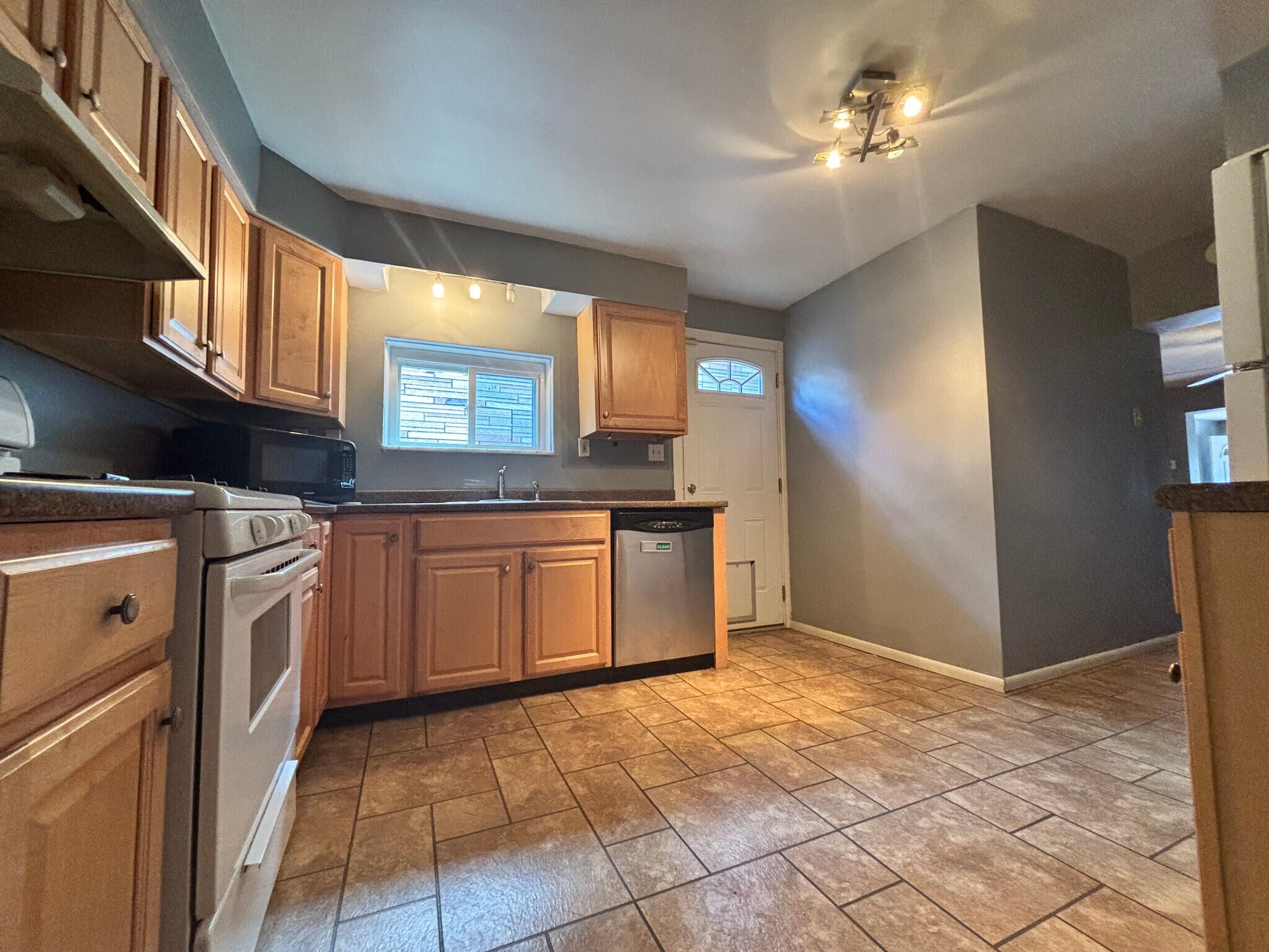 Building Photo - 1915 Jane St