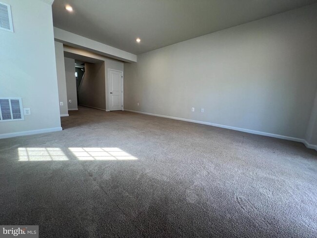 Building Photo - 526 River Crest Way