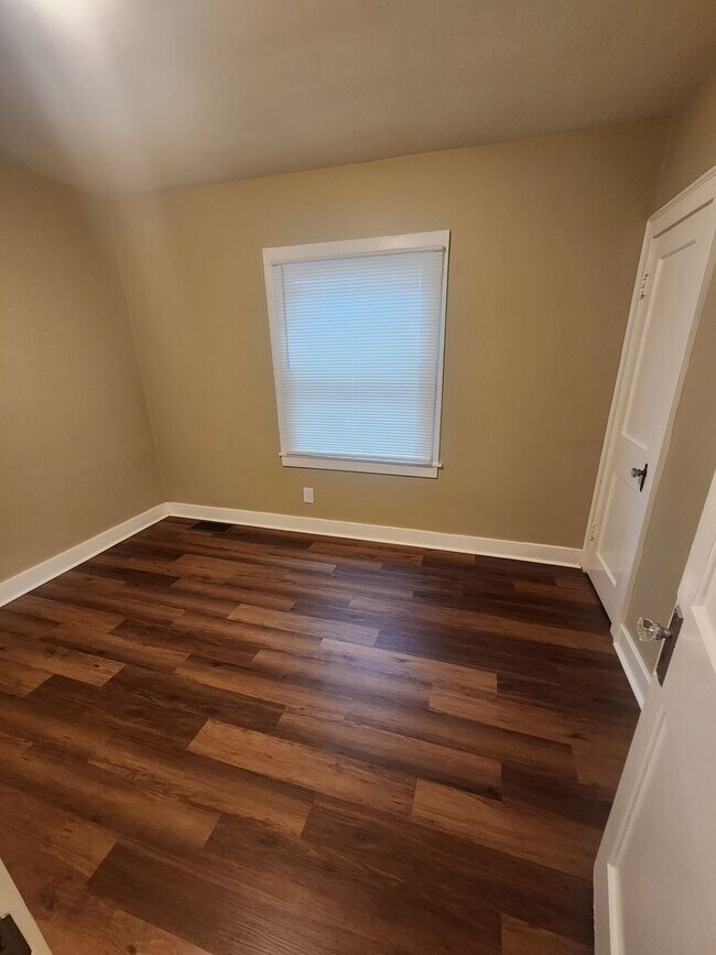 Building Photo - Beautiful 2 bedroom 1 bath renovated home ...