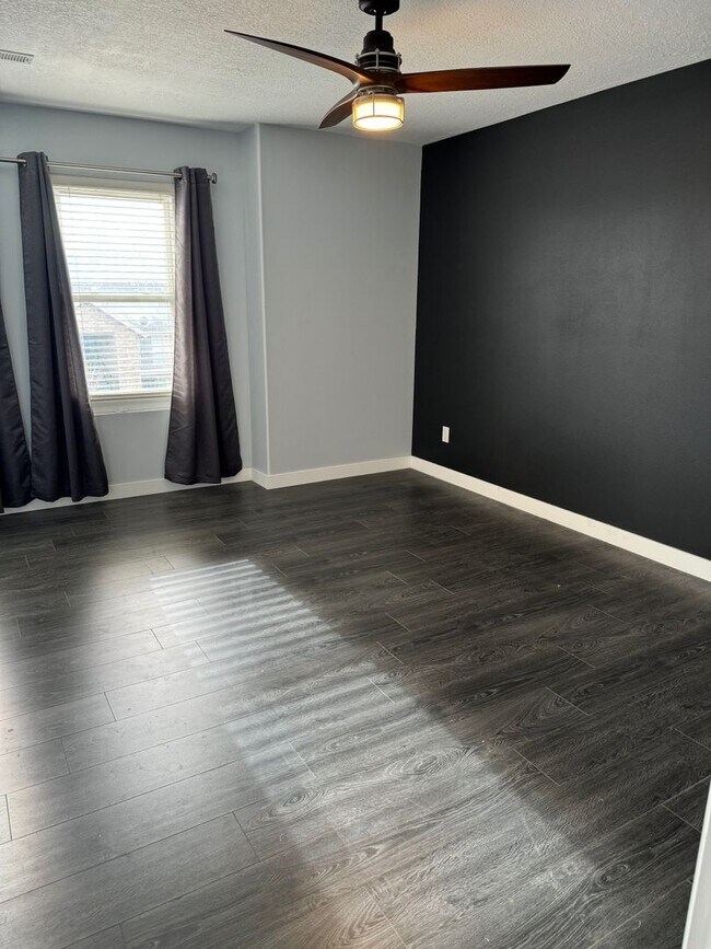 Building Photo - Townhouse with Spacious layout and convien...