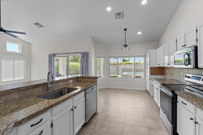 Building Photo - 4423 E Vista Val Verde Dr