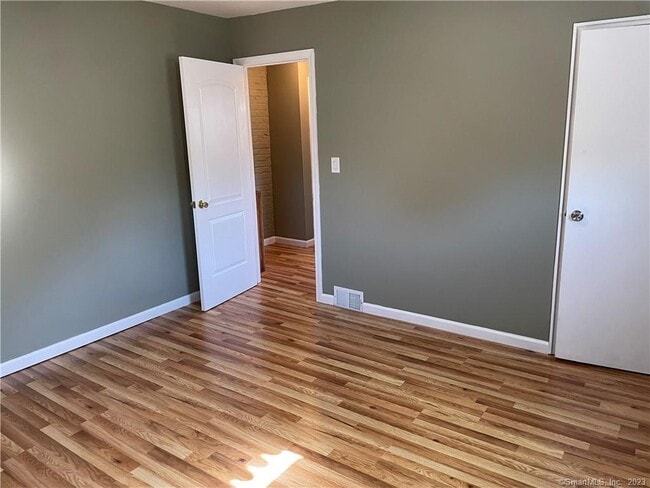 Building Photo - 213 Larkin Ct