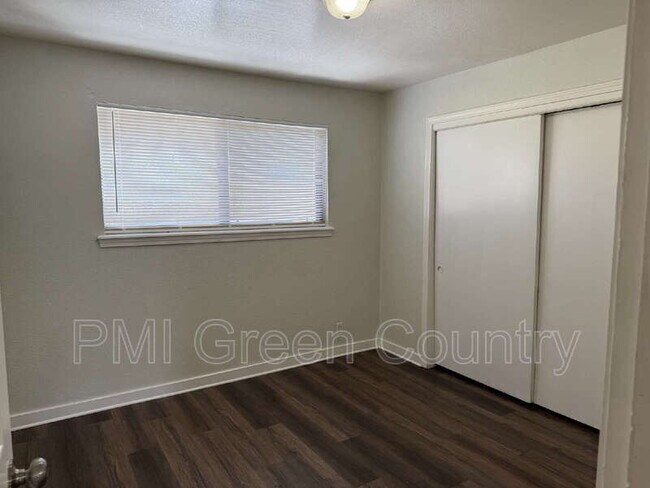 Building Photo - 917 N Yale Ave