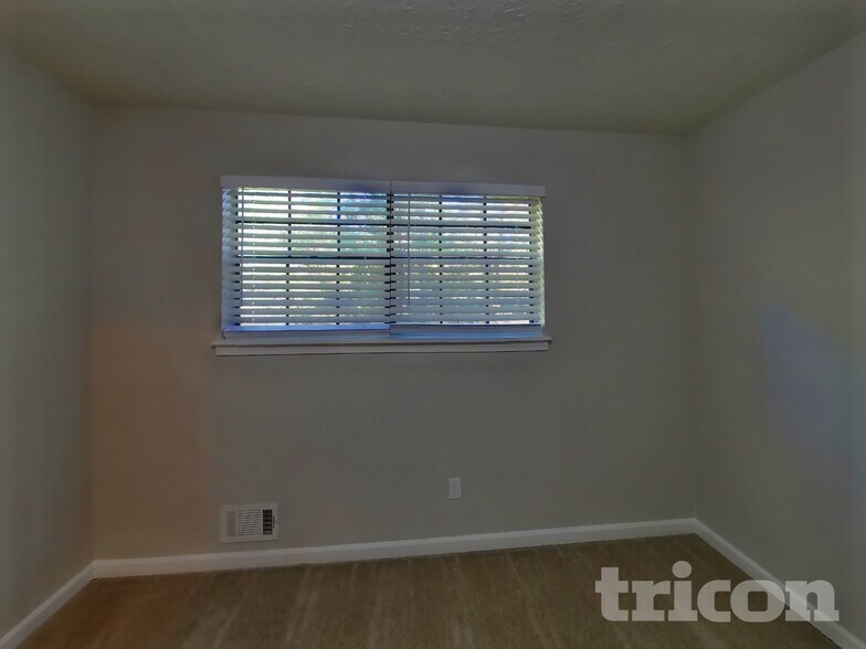 Building Photo - 30 Carriage Cir