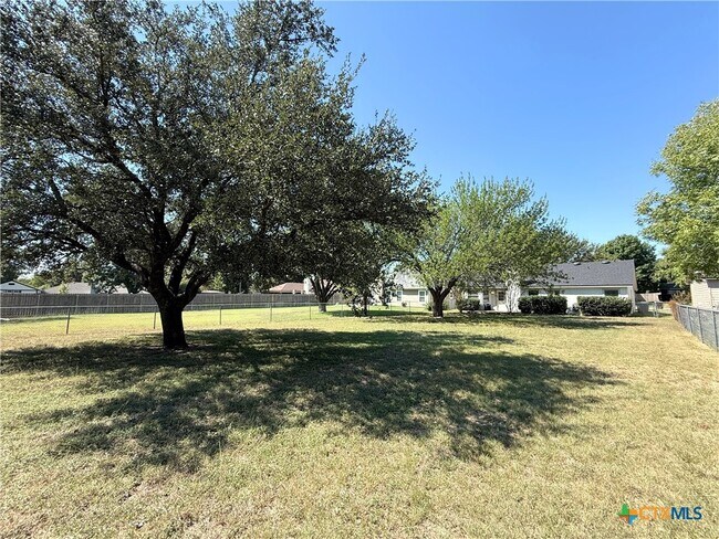 Building Photo - 1813 Cedar Ln