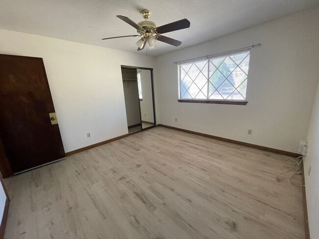 Building Photo - Golf Course- On The Mesa 3 Bedrooms, 2 Bathrooms, New Paint,