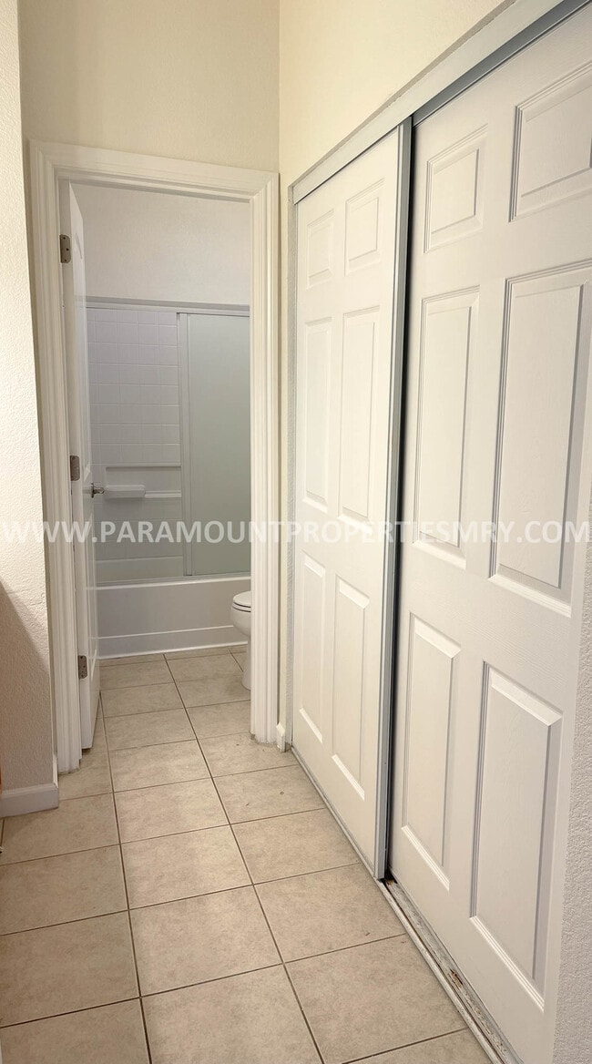 Building Photo - 405 Tyler Pl