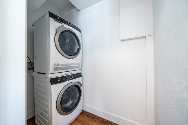 Building Photo - 19 Armory St