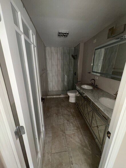 Building Photo - 110 E Delaware Plz