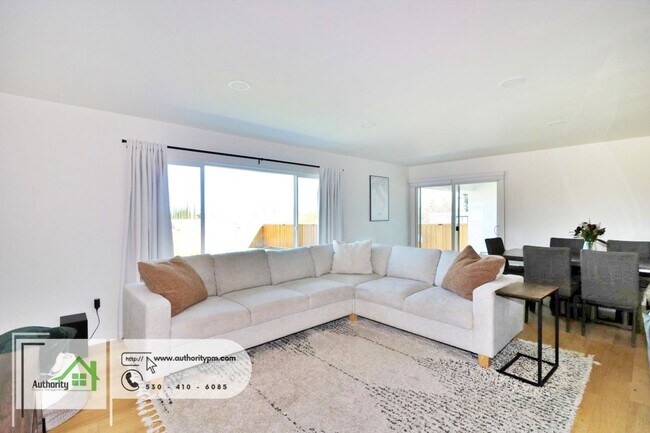 Building Photo - 1225 Manzanita Hills Ave