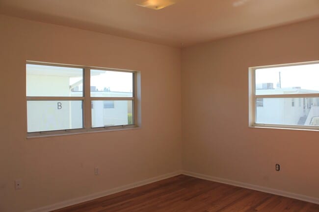 Building Photo - 651 Palm Dr