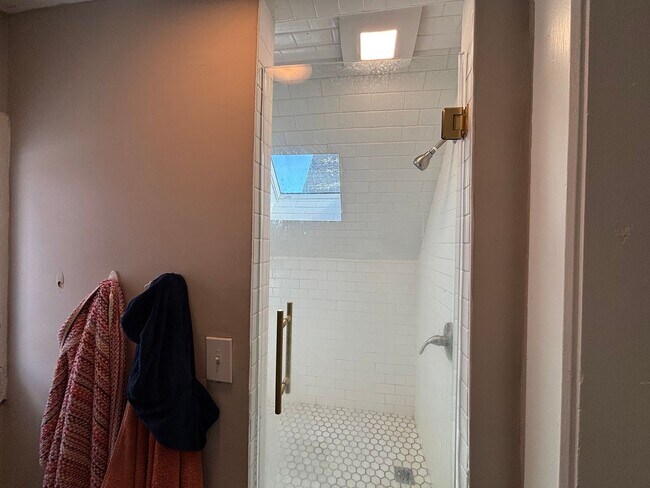 Building Photo - Single Family Home In The Park Ave Neighborhood!