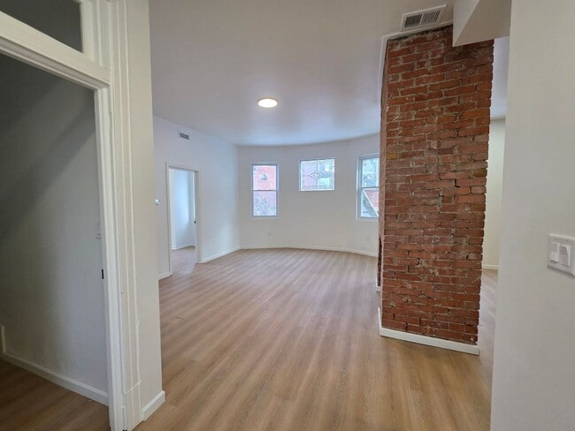 Building Photo - Fully Updated 4 bedroom 2 bathroom Apartment for rent in the Northside!